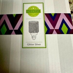 Scentsy plug in scented wax warmer. Glitter Silver. NWT
